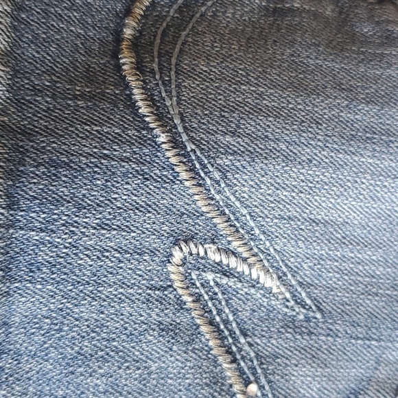 Vanilla Star distressed & embroidered 5 pocket denim shorts. Size 16 - Picture 8 of 10